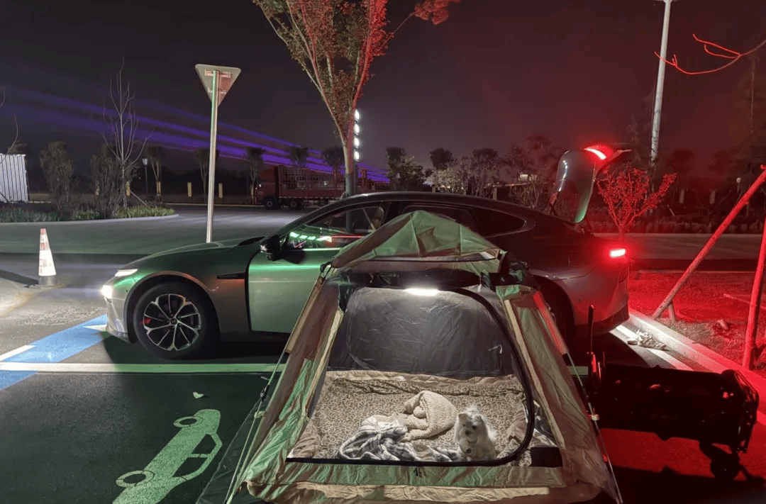 庆期间年轻人旅行掀起“帐篷过夜”热潮新葡京娱乐场app不住酒店住帐篷！国(图3)