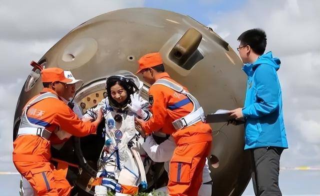 之旅的辛酸落地后身体弱连路都走不了新葡京娱乐牺牲太大！王亚平曾谈太空(图2)