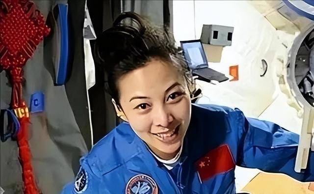 之旅的辛酸落地后身体弱连路都走不了新葡京娱乐牺牲太大！王亚平曾谈太空(图5)