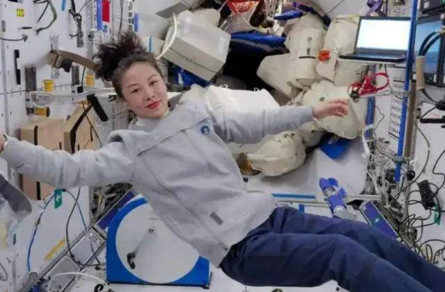 之旅的辛酸落地后身体弱连路都走不了新葡京娱乐牺牲太大！王亚平曾谈太空(图8)